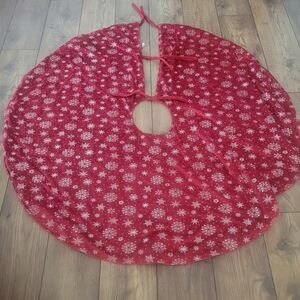 Berkshire blanket & Home Red lux velvet  w snowflakes 56 inch tree skirt